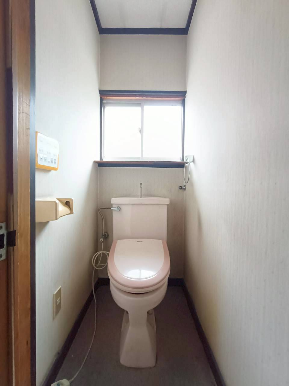 小窓をつけて明るさをプラス！温水洗浄便座付きです