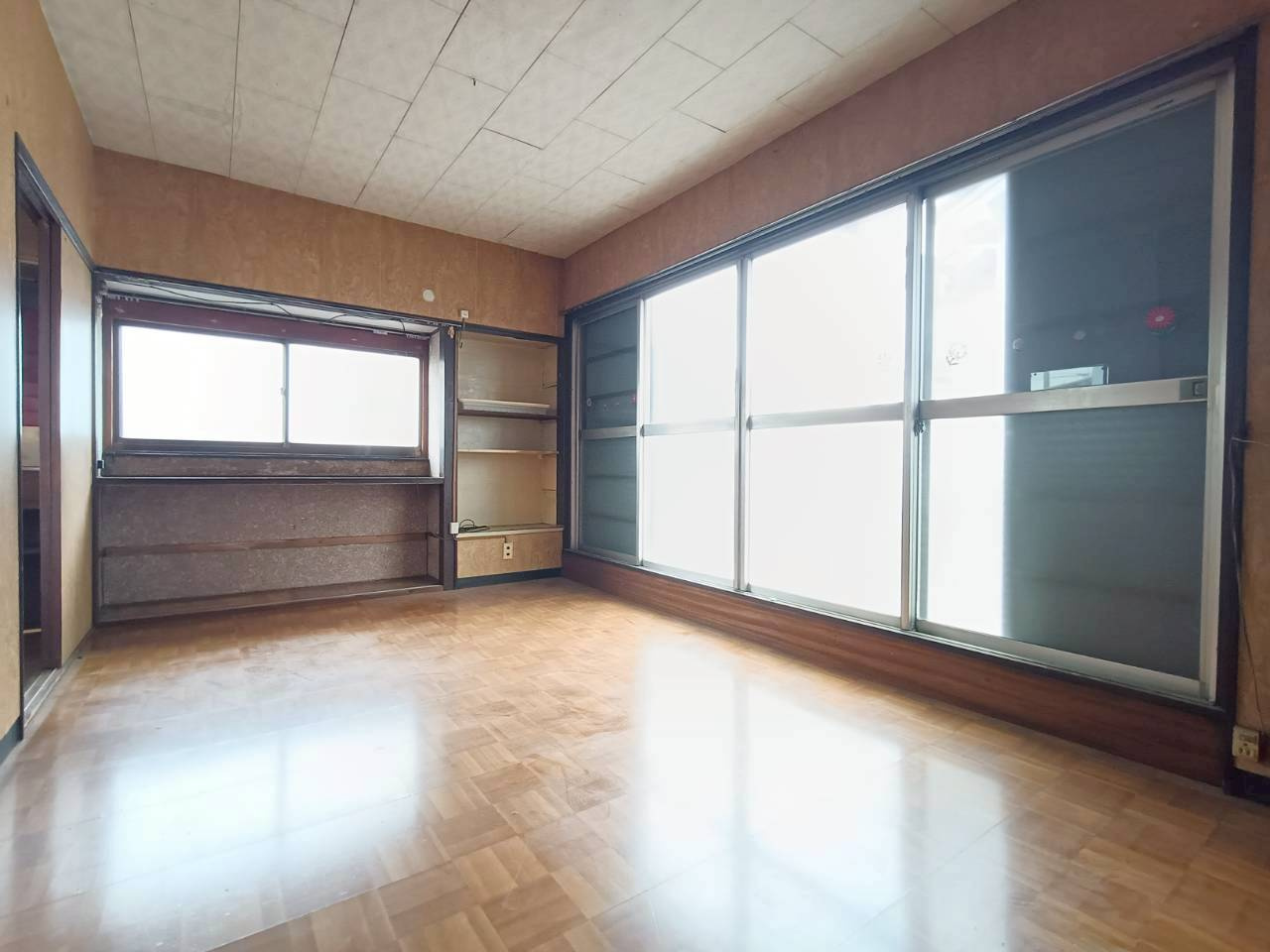 落ち着いた色調の洋室です