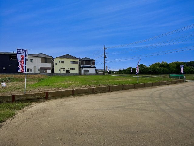 南西・北西角地で陽当り良好な敷地約113坪！穏やかな住環境に夢のマイホームはいかがでしょうか！当社一級建築士による無料の間取り作成も承ります。