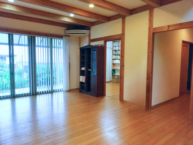 陽がしっかり届く明るいリビング　(視認性を高めるために画像加工を行っております)
