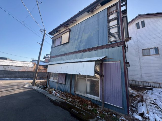 南東角地で陽当り良好！市街化調整区域ですが、どなたでも再建築可能です！当社無料の間取り作成も承ります！荻島小学校まで徒歩約4分(270ｍ)、お子様の通学に安心！お気軽にお問い合わせください！