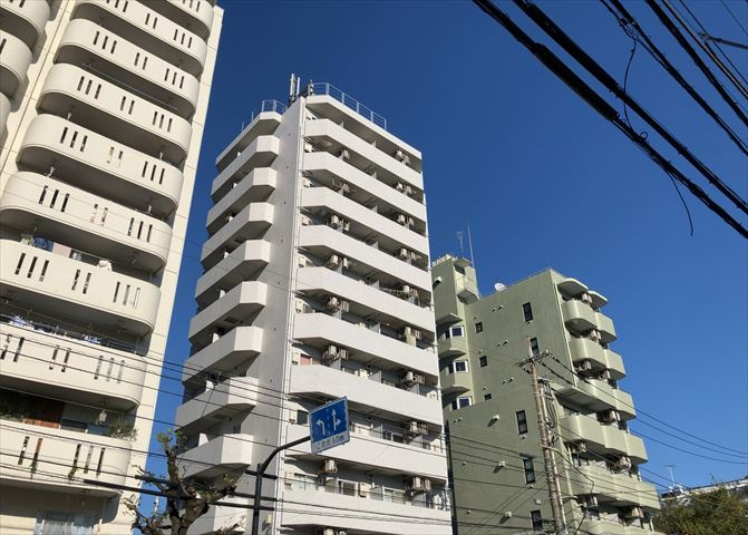 外観はマンション管理がされているかの目安になります。築年数が古いと、壁面は劣化してひび割れが生じることも！建物が古びていても細かいところが修繕されていると、きちんと管理されているなぁと感じるでしょう。