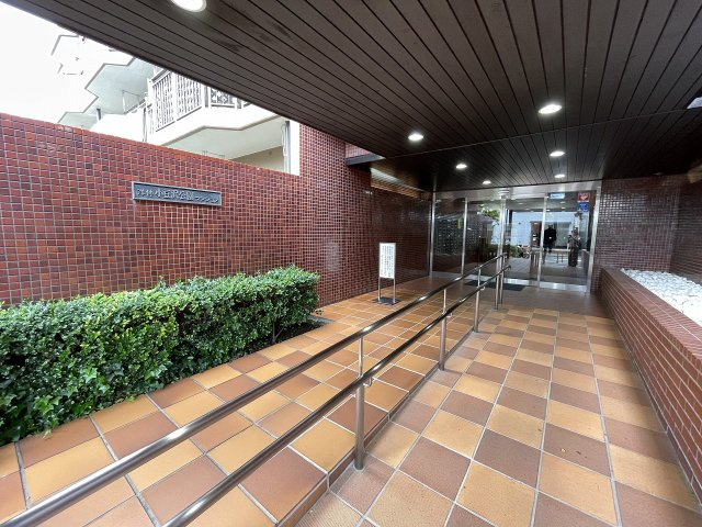 明るく広々としたエントランスが迎えてくれます。　