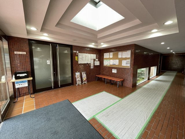 明るく広々としたエントランスが迎えてくれます。　