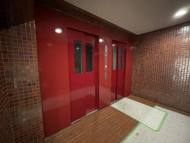 重たい荷物を持っていても、エレベーターがあれば安心です。　