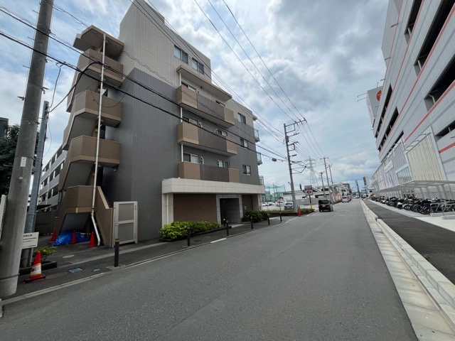 外観はマンション管理がされているかの目安になります。築年数が古いと、壁面は劣化してひび割れが生じることも！建物が古びていても細かいところが修繕されていると、きちんと管理されているなぁと感じるでしょう。