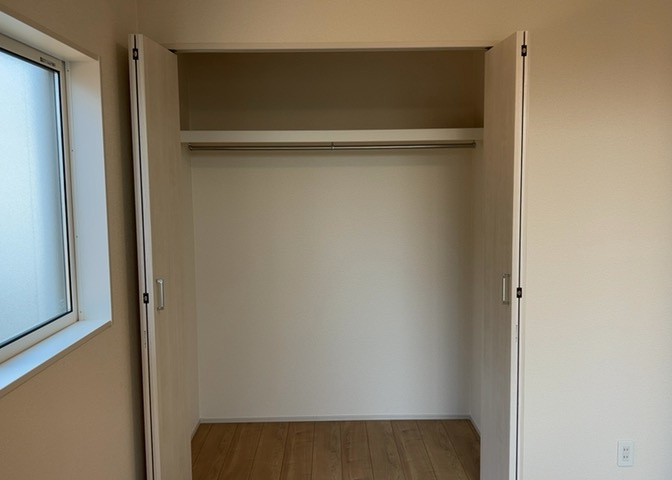 デザイン性を重視しすぎて収納が少なかった！なんてことにならないため、事前に現地で収納の数を確認しておくことをお勧めします。クローゼット以外にも床下収納や屋根裏収納、パントリーなどもチェックしましょう。