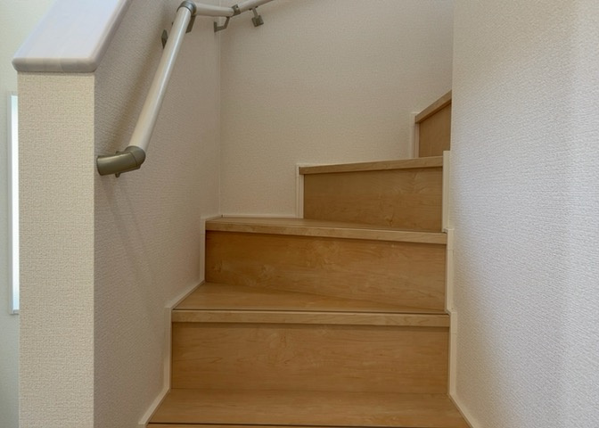 建物の上下階の通路である階段は、その位置によって動線や室内の印象が大きく左右されます。手摺にも重要な役割があり、転倒の防止・歩行や動作を円滑にして日常生活を支えることを主な目的として設置されています。