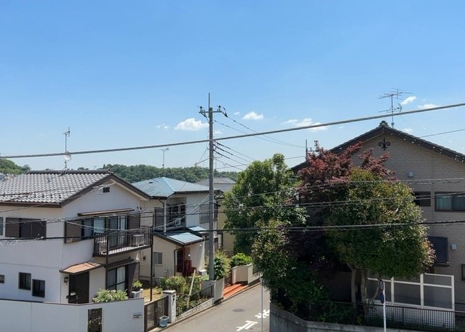 眺望を気にして物件を探す場合、前面に建物が建っていないか現地で確認しましょう！前面に建物があると景色はもちろん、日当たりや風通しにも影響が出てきます。住んだ時のことを想像しながら現地見学をしましょう。