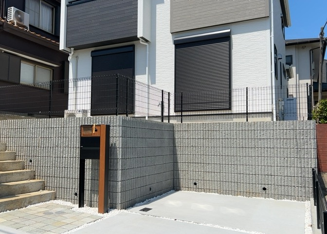 木造住宅とは土台、壁、柱など建築物の強度を支える構造体の材に木が使用されている構造を指します。構造体は建物の自重を支えるだけではなく風圧や水圧、積裁荷重などあらゆる衝撃に耐えるための基礎です。
