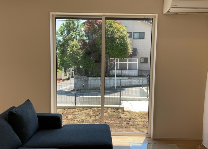 サッシとは、ガラス窓に使用される金属製の窓枠のことです。一般的に住宅建築では、金属製建具工事の段階で備え付けるもので、ガラス類や玄関、バスルームのスチール製のドアなどと同じタイミングで工事を行います。