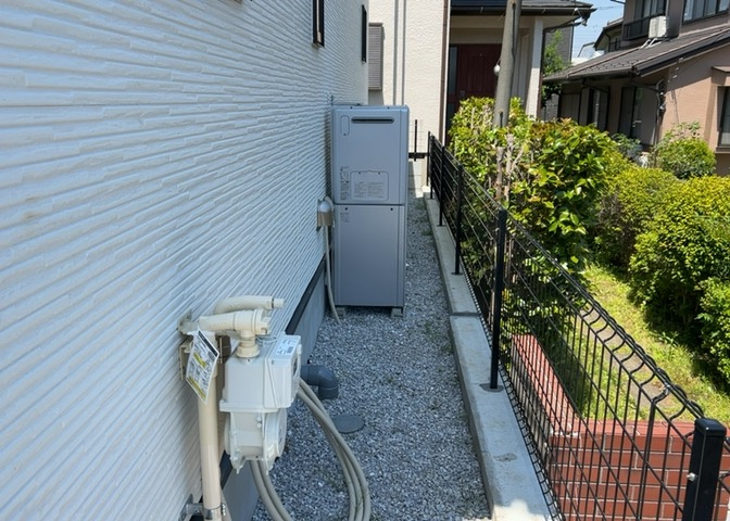 省エネ給湯器とは従来型の給湯器より熱効率が高く、少ない燃料でたくさんのお湯を沸かすことが出来る高効率な給湯器のことを指します。また、省エネ給湯器には種類があり、利便性や効果なども様々です。
