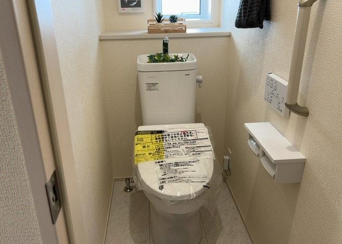 トイレは大きさや形、機能、抗菌性などが異なる多種多彩なタイプが各メーカーから出ています。それぞれに良さがあるため、事前にどういったタイプのトイレがいいのかをご家庭内で決めて、内見に行くといいでしょう。