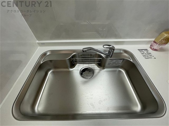 大きなシンクでお鍋などの大きな調理器具を洗う際にも便利です。　
