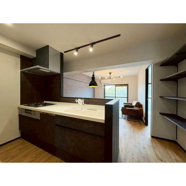 キッチンには食洗器あり。すぐ横に収納棚を設けているのでお料理のしやすさUP！