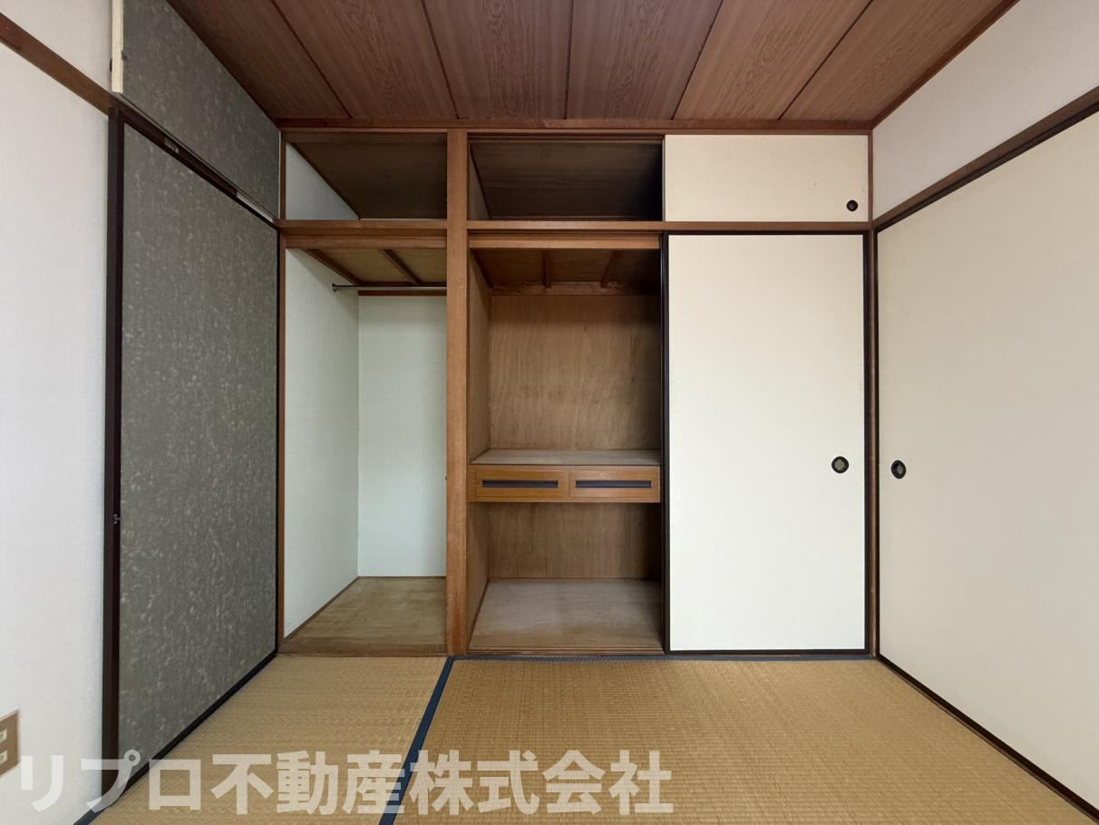 和室には奥行きのある押入付き！布団や季節物の収納にも便利です！　たくさん収納ができます！