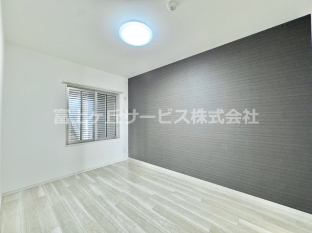 広くて明るい寝室