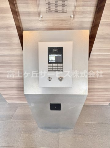 玄関前鍵があります