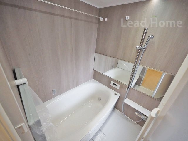 足を伸ばしてゆったりとお湯に浸かれる清潔なバスルーム！毎日の入浴タイムで一日の疲れを癒せます♪