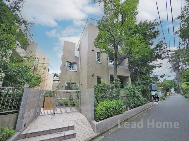 豊かな植栽に包まれた落ち着きのある低層マンション！周辺環境とも調和し毎日気持ちよく帰宅できます♪