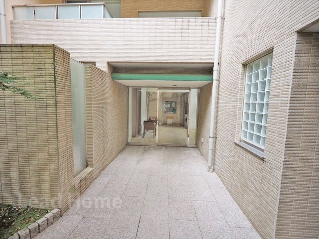奥行きがありホテルライクな清潔感漂うアプローチ！外部からの視線もしっかり遮られて安心感があります！