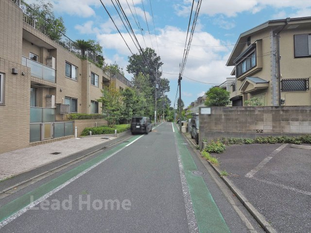 前面道路は道幅にゆとりがあり見通しも良好です！歩行者や車とのすれ違いもスムーズに行えますね♪