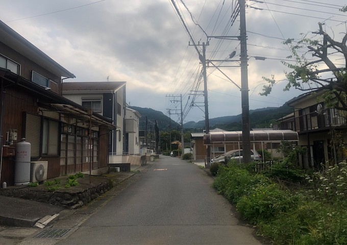 お持ちの車種によっては前面道路が広い方が便利でしょう。しかし、前面道路が広ければその分交通量が多くなるため、騒音などが気になる場合があります。実際に現地を見学し、周辺交通量や騒音などを確認しましょう！