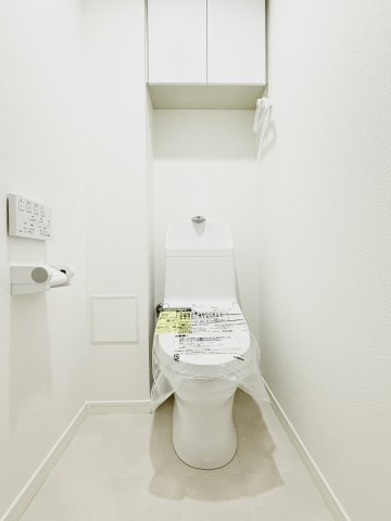 リフォーム済のトイレは白を基調としており収納棚も付いていて便利ですよ♪