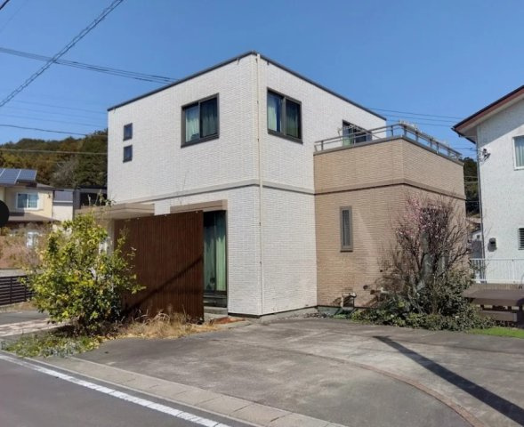 開放感のある角地ならではの、たっぷりな採光と風通しが魅力です。目隠しとなる植栽やフェンスもしっかり整えられており、プライバシ－を守りながらも開放的な暮らしを実現できます。