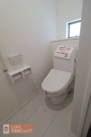【トイレ】現地完成写真。温水洗浄暖房便座付き。