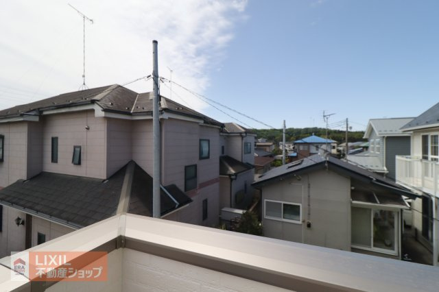 【建物からの眺望】現地完成写真。バルコニーからの景色。十分な間隔が確保されております。