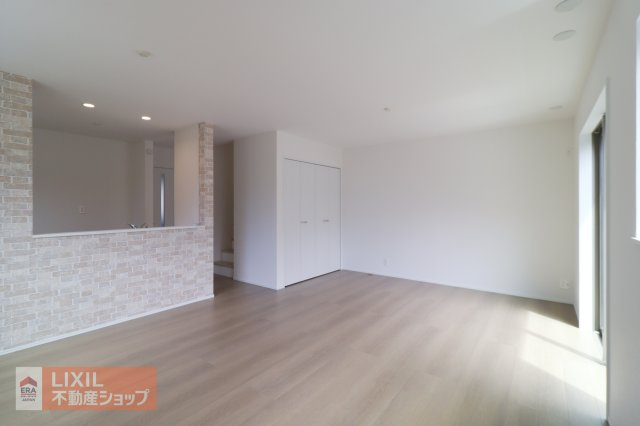 【リビングダイニング】現地完成写真。家族で過ごせるくつろぎの空間