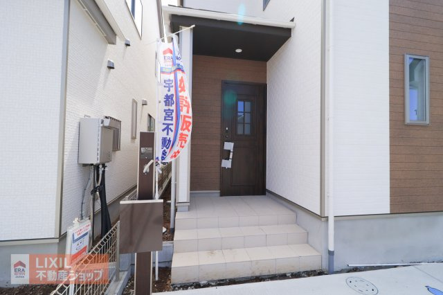 【エントランス】現地完成写真。ゆったりとした玄関。奥行きのあるポーチで雨の日も安心です。