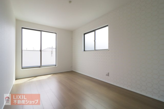 【寝室】現地完成写真。明るい採光の入る主寝室です。