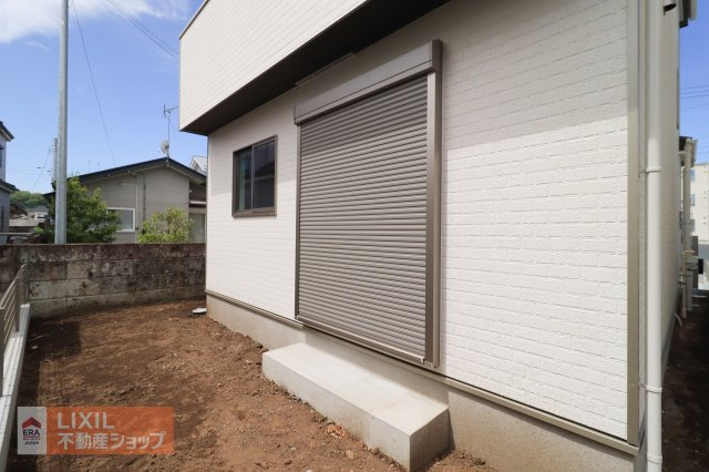 【防犯設備】現地完成写真。1階リビングには雨風の強い日にも役立つ防犯シャッターがついています。