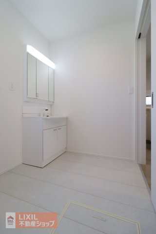 【脱衣所】現地完成写真。洗面脱衣所はゆったりとしたスペースで使いやすいです。