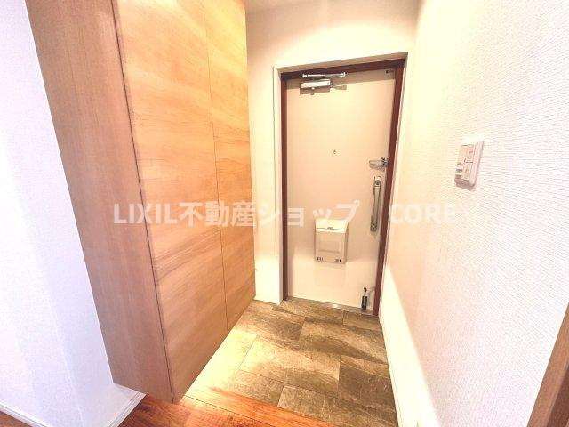 いつも気持ちよくご家族をむかえられるよう、玄関下駄箱収納をフル活用してスッキリとした玄関！　