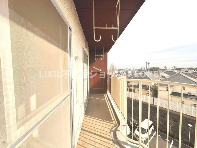 気持ちのいい空が見渡せる広いバルコニー。陽当たりも良く洗濯物やお布団もカラッと乾きそう。
