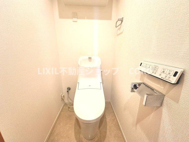 見た目もスッキリとしたデザインのトイレには温水洗浄暖房便座付き。