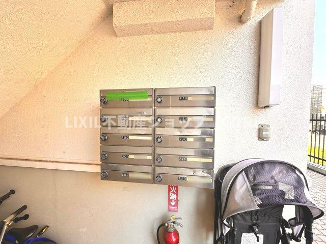 エントランス付近に設置されている郵便受けになります。