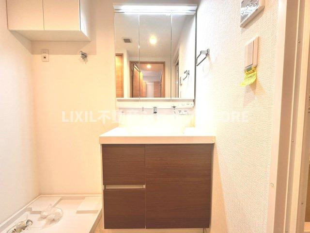 3面鏡の洗面台収納力豊富で細かいものでちらかりやすい洗面所をキレイに保つことができます。