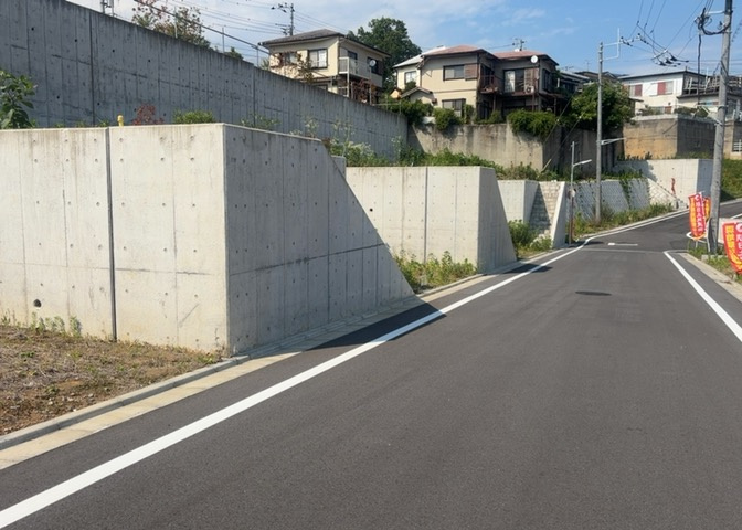 土地の形が極端に長細かったり、狭小地、あるいは道路との高低差がある傾斜地だった場合、後々売ろうとしても買い手がつかない場合もあります。後々、売却することになった時に価値の下がらない土地を選びましょう。