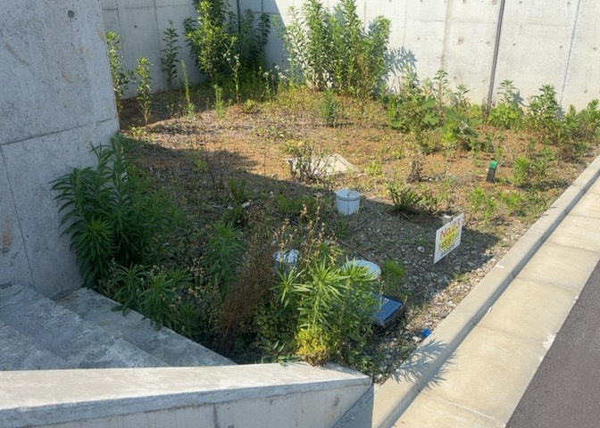 土地の面積＝住宅面積ではありません。建ぺい率の問題などで、土地のある場所によって住宅を建てられる面積は限られています。高さもしかり、「土地」という言葉の中には、建築条件も含まれると考えておきましょう。