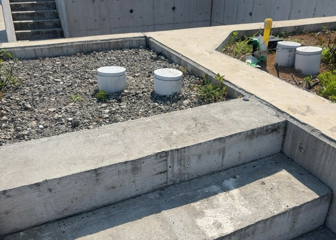 家を建てる場合、方位は要チェックです。現実的に日当たりのよい家ならばリビングは南側、建築基準法でも北側に当たる家への配慮は求められています。土地を見学に行く際は、方位磁針を持って行くようにしましょう。