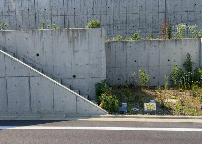土地購入を検討されている場合、境界杭がない状態で購入してしまうと境界確定測量をする必要があり、費用がかかります。購入の前に、売主、隣土地所有者立ち合いのもと境界を確定し境界杭を設置するのがベストです。