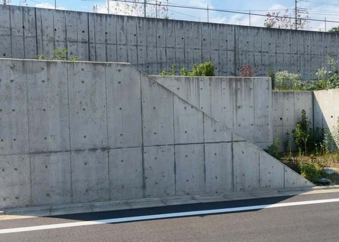 家を建てる前提で土地を探している場合、地盤の丈夫さは譲れない条件の一つです。地盤が脆弱だと追加工事が必要となります。また、過去に地盤沈下や液状化現象を起こした土地は、できるだけ避けた方がいいでしょう。