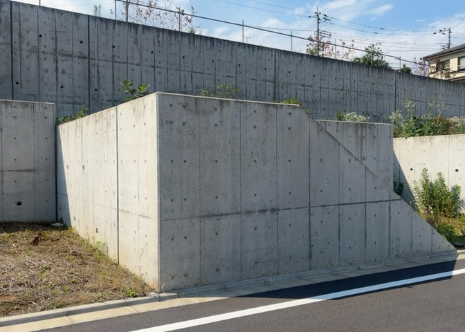 人が暮らすうえで日光は大切な要素となります。日当たりの良さは譲れないポイントですね。併せて近くに大きな建築物の建築予定がないか、あるいはそれが可能な土地が近くにないか事前に確認することもお勧めします。