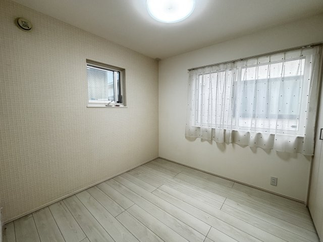 約4.5帖のお部屋です。シンプルな内装のため家具配置の自由度が高く、自分らしい空間づくりを楽しめます。収納スペースも確保されており、限られた空間を有効活用できる点が魅力。快適な住環境を支える一室です。