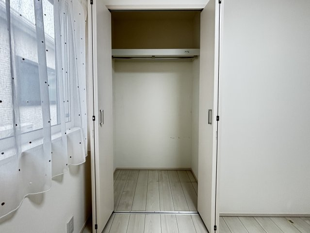 ハンガーパイプ付きのため衣類を掛けて収納できるほか上部の棚にはバッグや季節用品、寝具類なども整理して収納可能。収納スペースが確保されていることで収納家具を最小限に抑えられ、お部屋を広々と利用できます。
