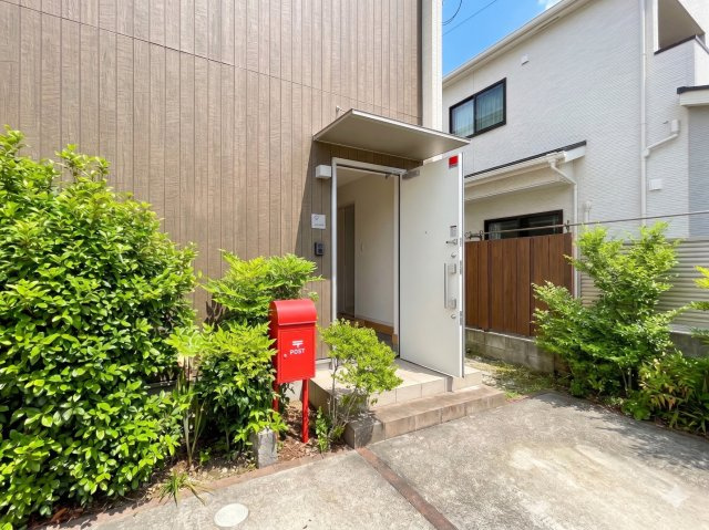 植栽に囲まれた玄関アプローチが彩りを添えています。道路から玄関までの動線が確保されており好印象を与える空間。スタイリッシュな外観デザインと調和したエントランスは住まいの第一印象を高めてくれます。